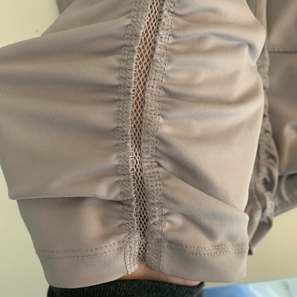 Layer 8 Ruched Crop Leggings - Picture 4 of 5